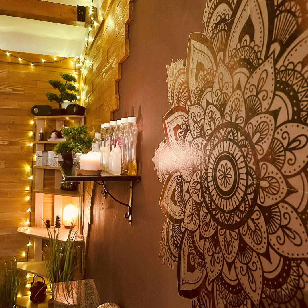Masérský salón Karonaishi | Mandala, regál, oleje Masérský salón Karonaishi | Mandala, regál, oleje